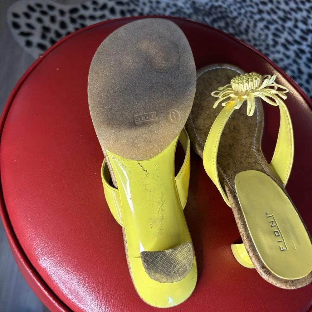 Vintage Fioni Yellow Flower Kitten Heels Y2K Platform Sandals🌻